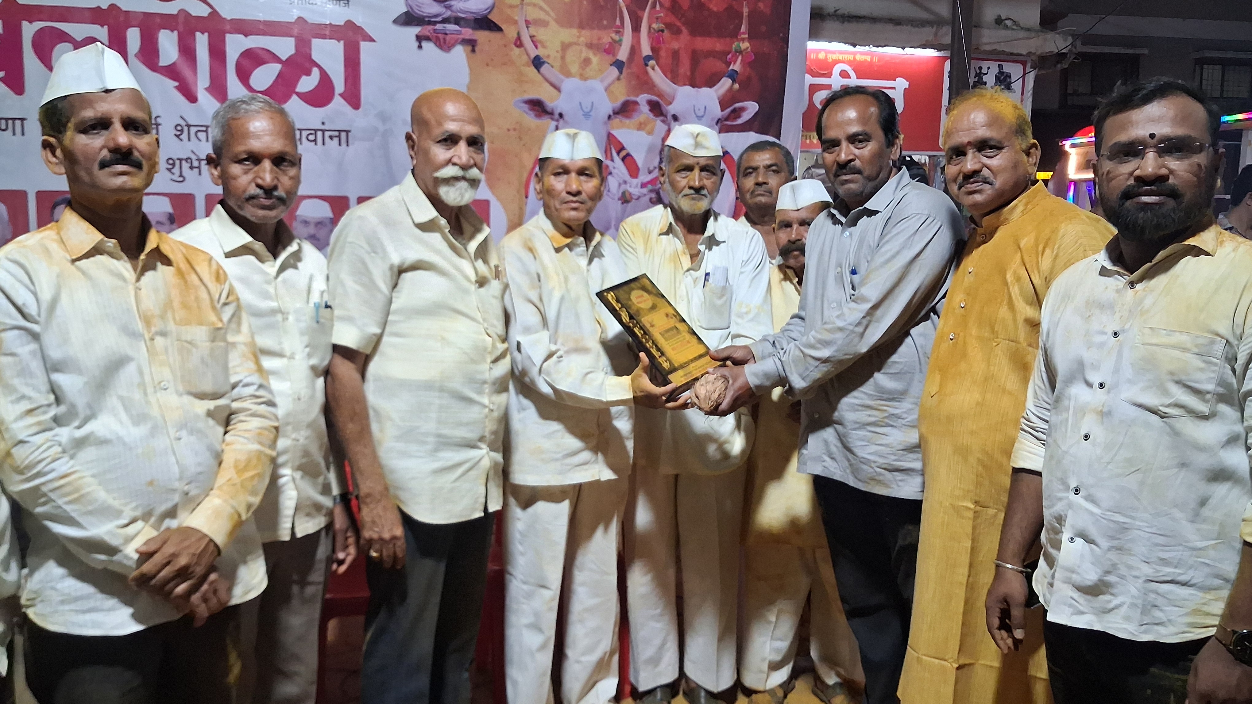 देहूत बैलपोळा सण पारंपरिक वाद्यांच्या गजरात आणि भंडाऱ्याची उधळण करत  उत्साहात साजरा