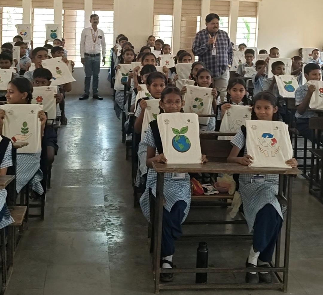 सांगवी: बाबुरावजी घोलप विद्यालयात कापडी पिशवी रंगकाम स्पर्धेला उत्स्फूर्त प्रतिसाद