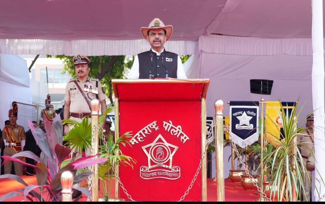 पोलीस स्मृती दिनानिमित्त मुख्यमंत्री देवेंद्र फडणवीस यांचे हुतात्मा पोलिसांना अभिवादन