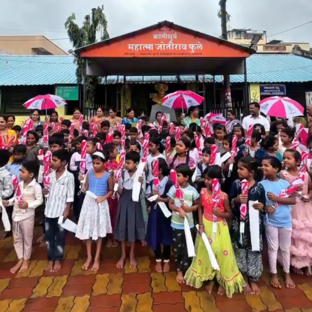 माळीनगर येथील प्राथमिक शाळेतील विद्यार्थ्यांना मोफत छत्री वाटप