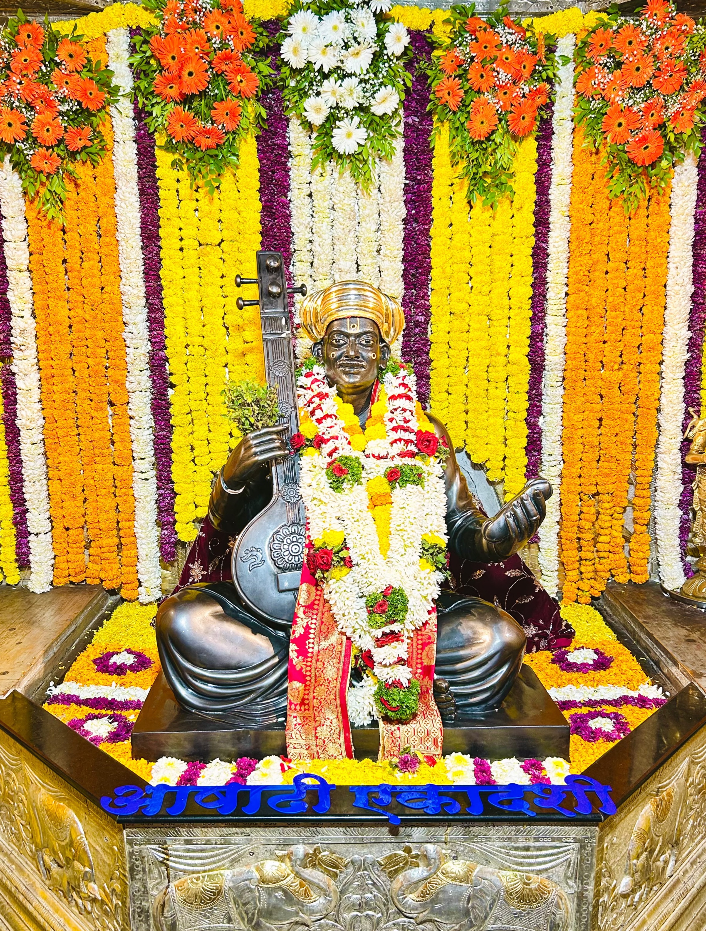 देहू संत तुकाराम महाराज संस्थान च्या वतीने विठ्ठल रुक्मिणी मंदिरात महापूजा संपन्न