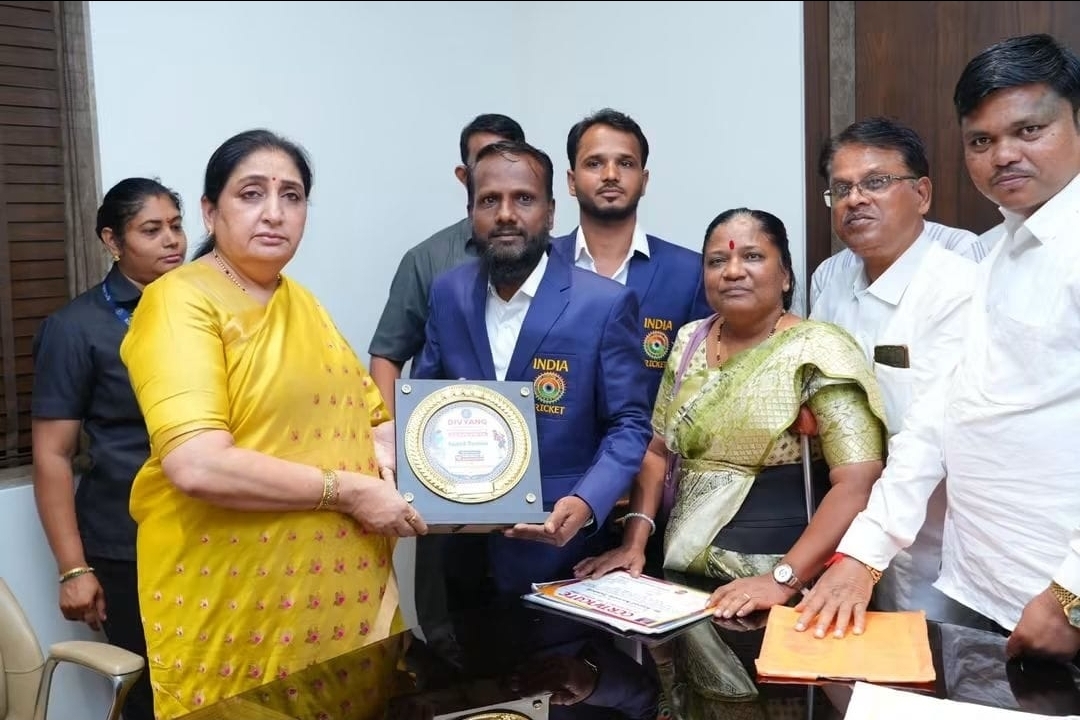उपमुख्यमंत्री सुनेत्रा पवार यांच्या हस्ते क्रिकेटपटू साजिद  तांबोळी आणि अन्वर अन्सारी यांचा सत्कार