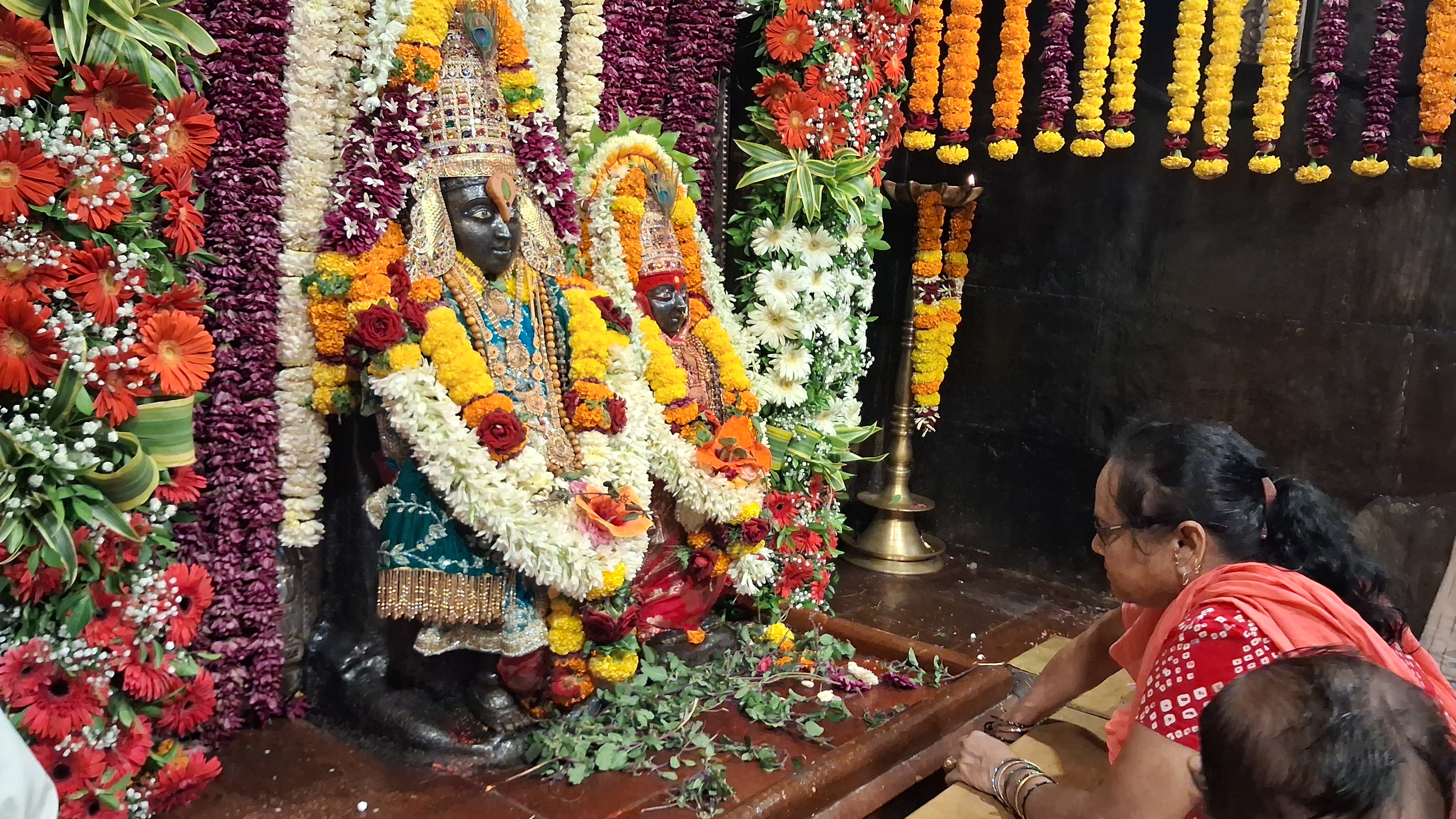 देहू  आषाढी एकादशी निमित्त भाविकांची गर्दी