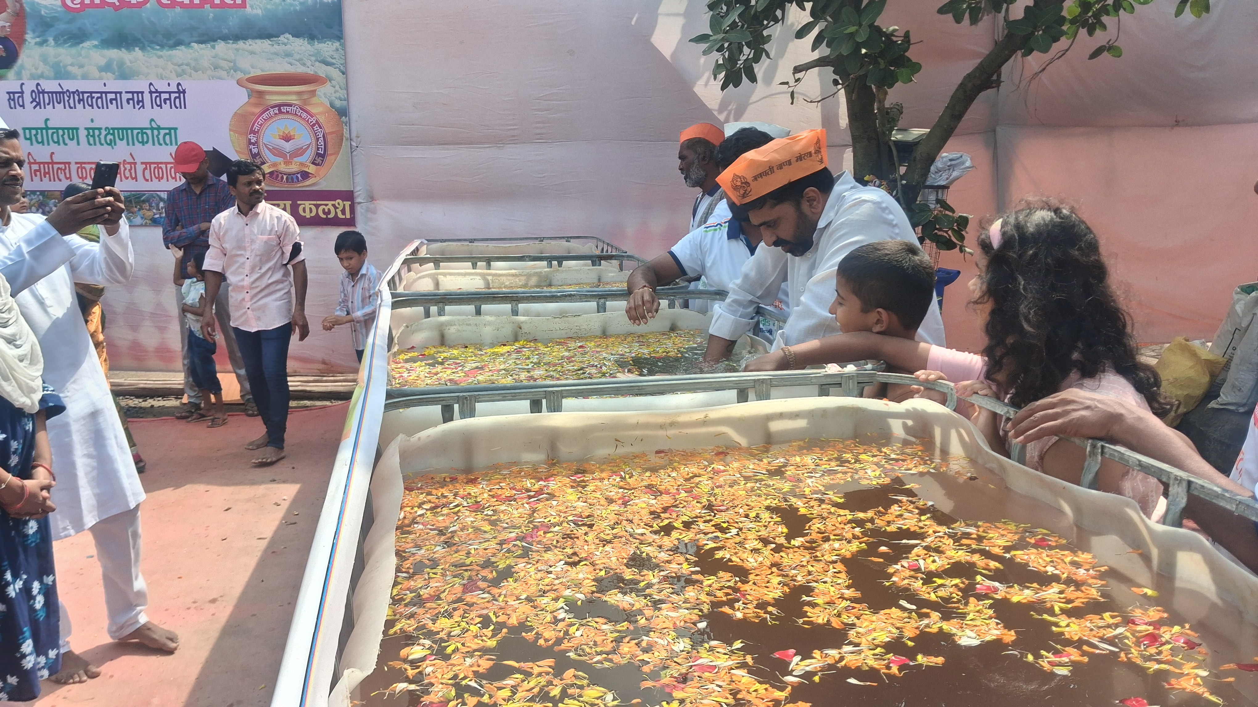 देहू घरगुती गणरायाच्या मूर्तीचे दुपारी विसर्जन, इंद्रायणीचा काठ गणेश भक्तांनी फुलला
