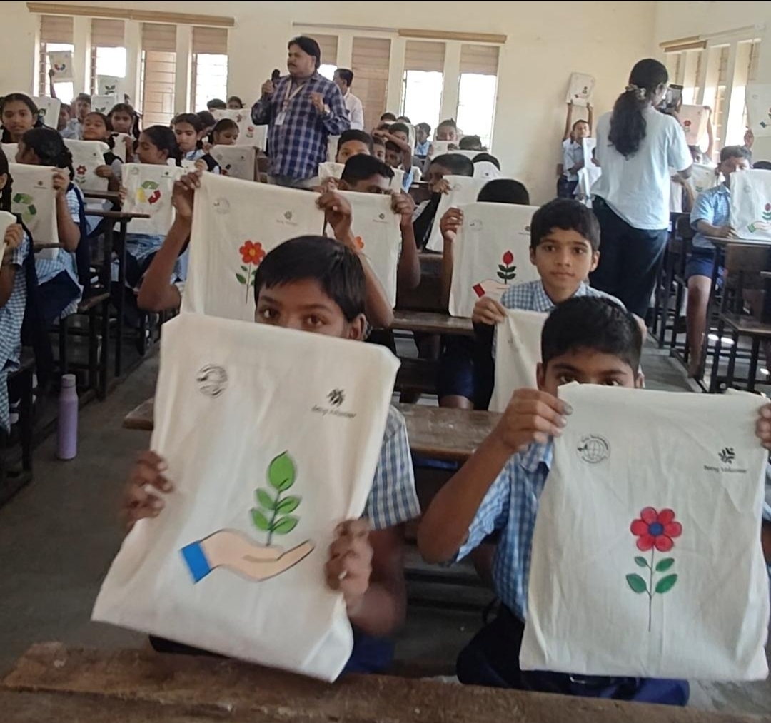 सांगवी: बाबुरावजी घोलप विद्यालयात कापडी पिशवी रंगकाम स्पर्धेला उत्स्फूर्त प्रतिसाद