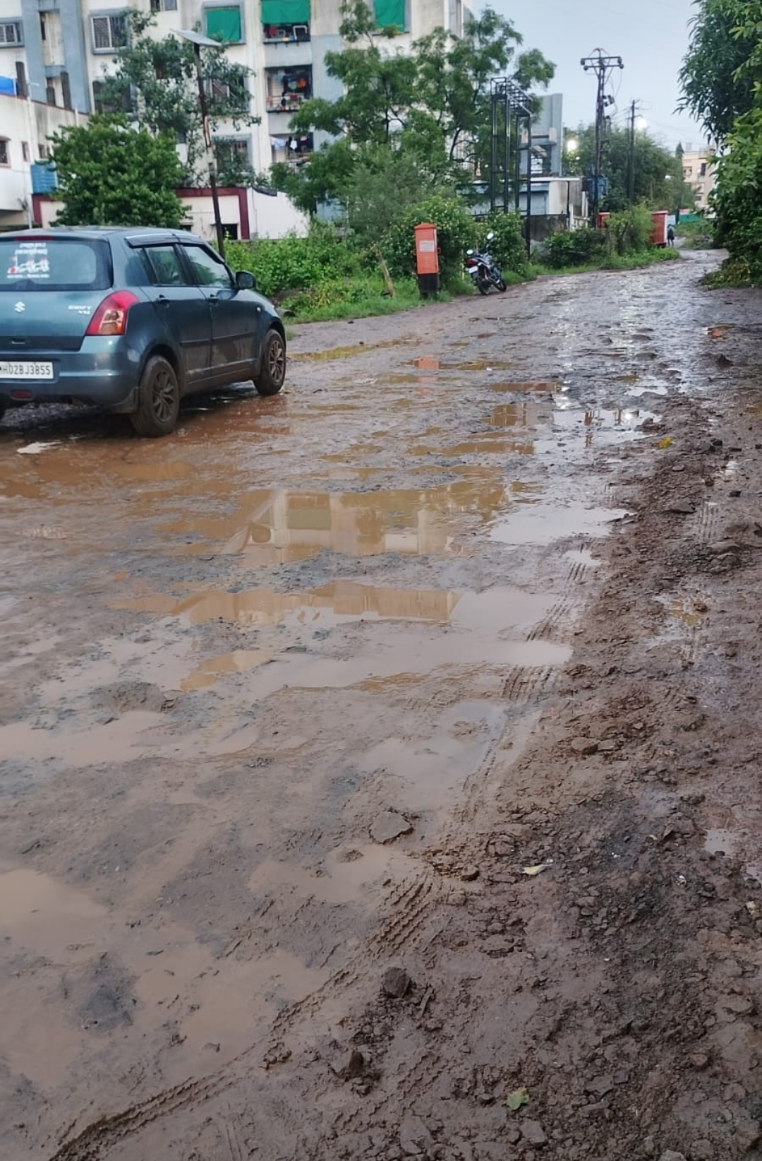 देहू नगरपंचायत प्रशासनाने विश्वासात न घेतल्यामुळे शेतकऱ्यांनी रस्त्याचे काम थांबविले