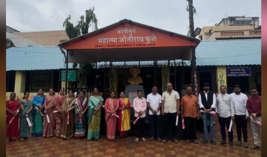 माळीनगर येथील प्राथमिक शाळेतील विद्यार्थ्यांना मोफत छत्री वाटप