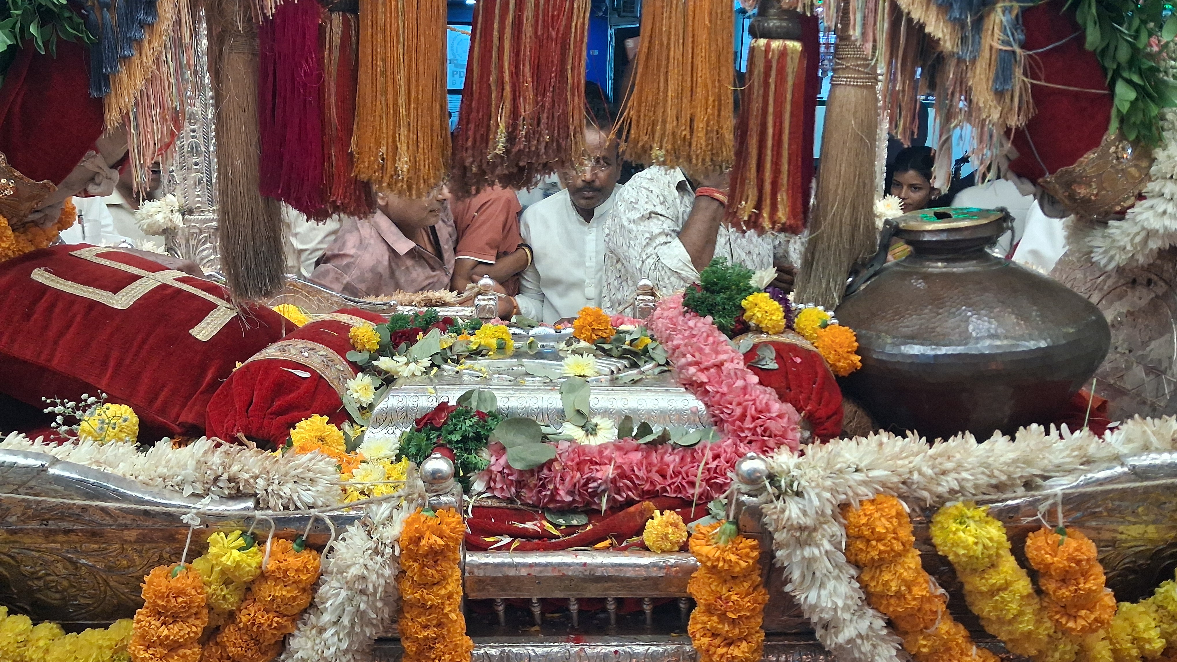 संत तुकाराम महाराजांच्या पादुकांचा सीमोल्लंघन सोहळा उत्साहात