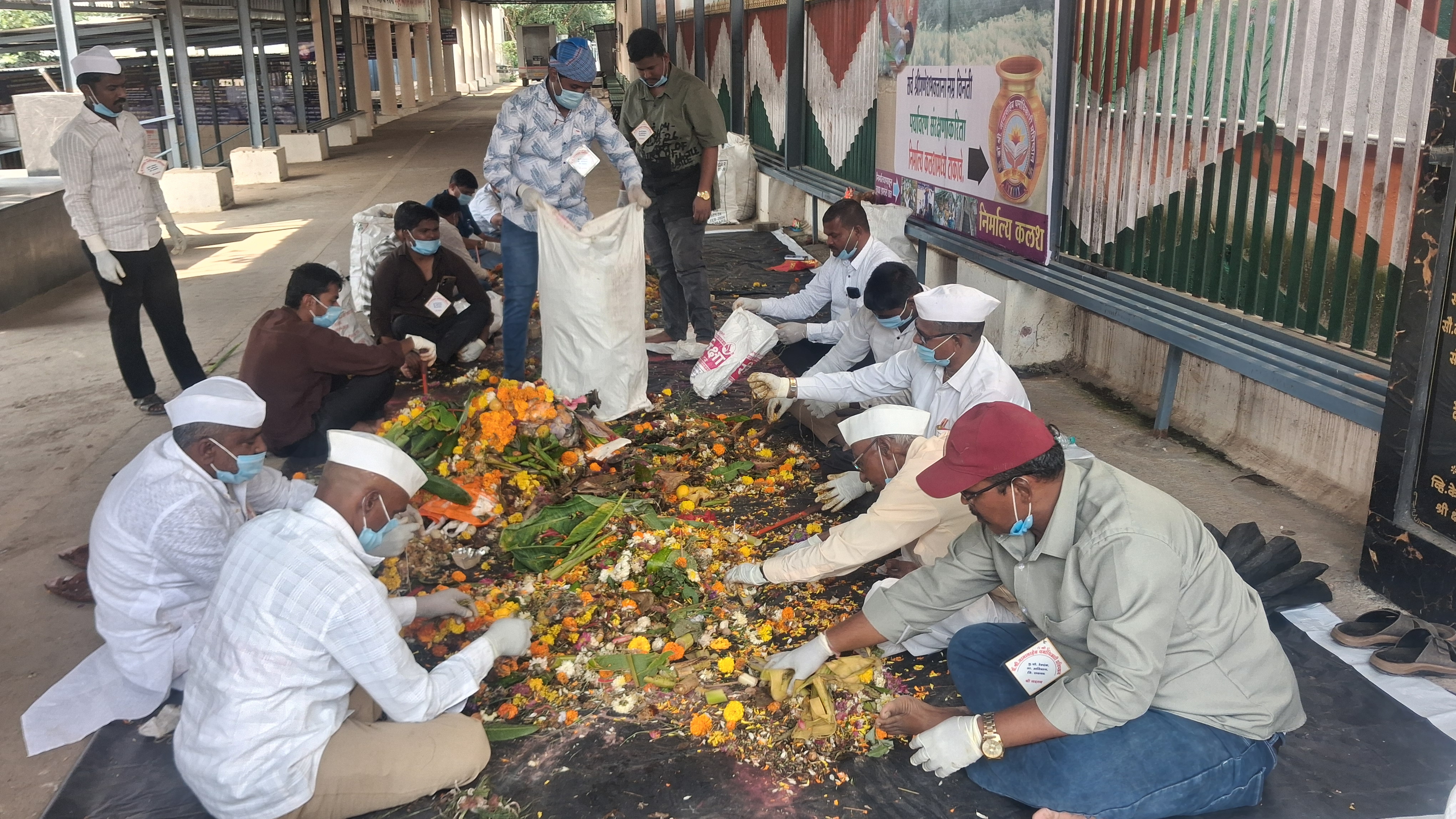 देहू घरगुती गणरायाच्या मूर्तीचे दुपारी विसर्जन, इंद्रायणीचा काठ गणेश भक्तांनी फुलला