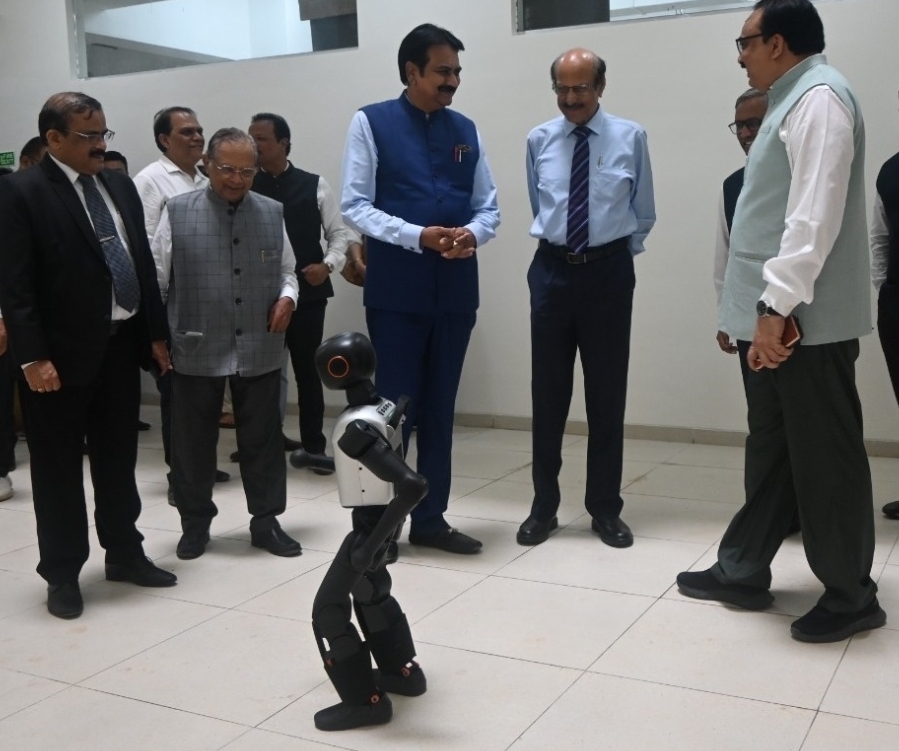 पीसीयू मधील उच्च  सुविधांचा उपयोग करून विद्यार्थ्यांनी कौशल्य सिद्ध करावे - हर्षवर्धन पाटील
