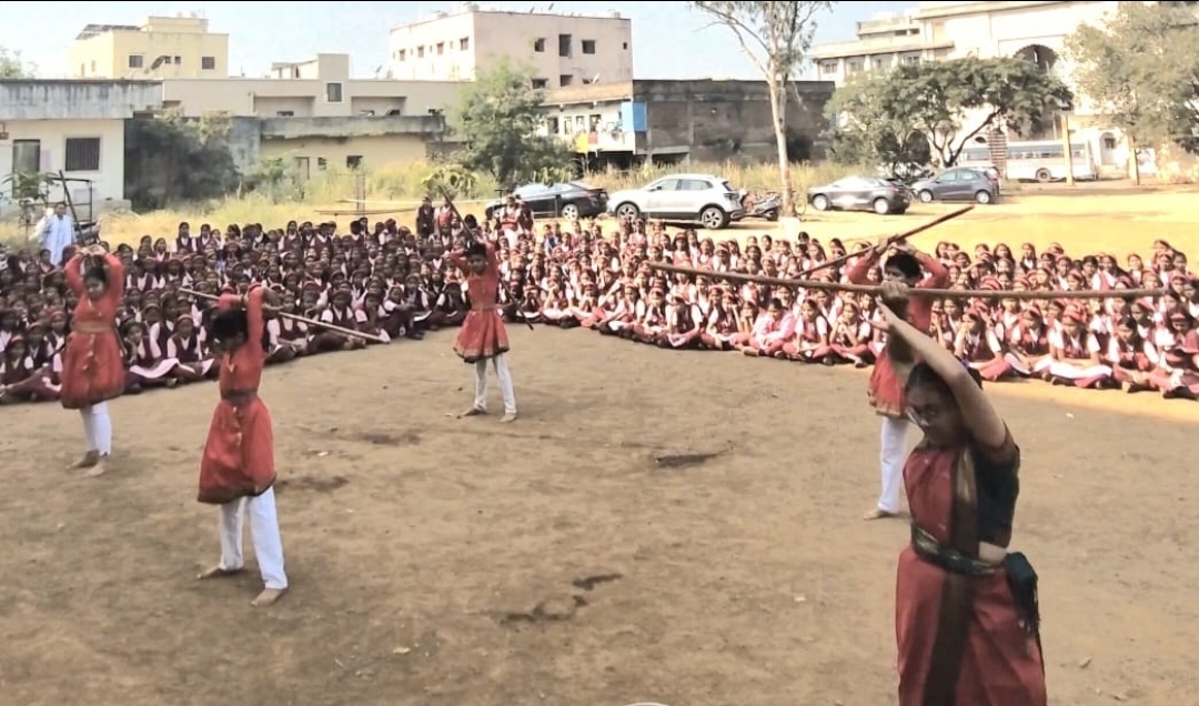 देहू कन्या विद्यालयात शिवकालीन युद्धकला व महिला स्वसंरक्षणाचे प्रात्यक्षिक