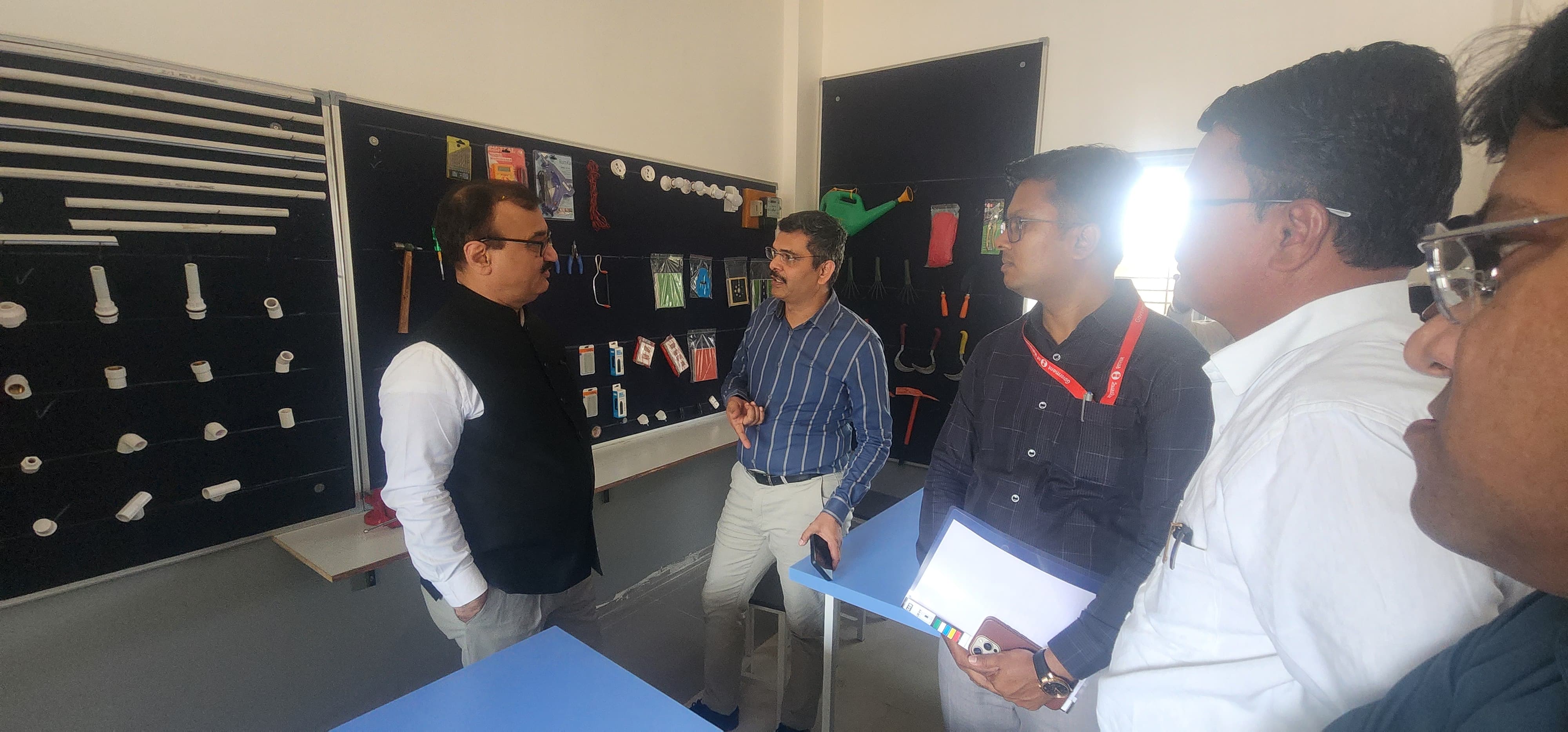 मॉडेल प्राथमिक आरोग्य केंद्र व मॉडेल शाळेतील सुविधांचे ग्रामविकास विभागाकडून पाहणी व  कौतुक
