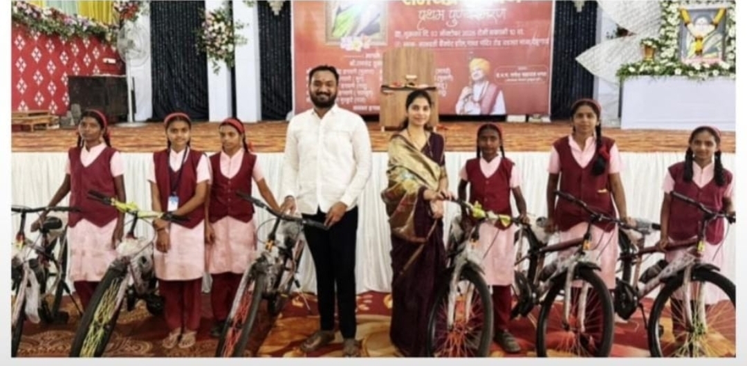 देहू गरजू व गुणवंत विद्यार्थिनींना सायकल वाटप