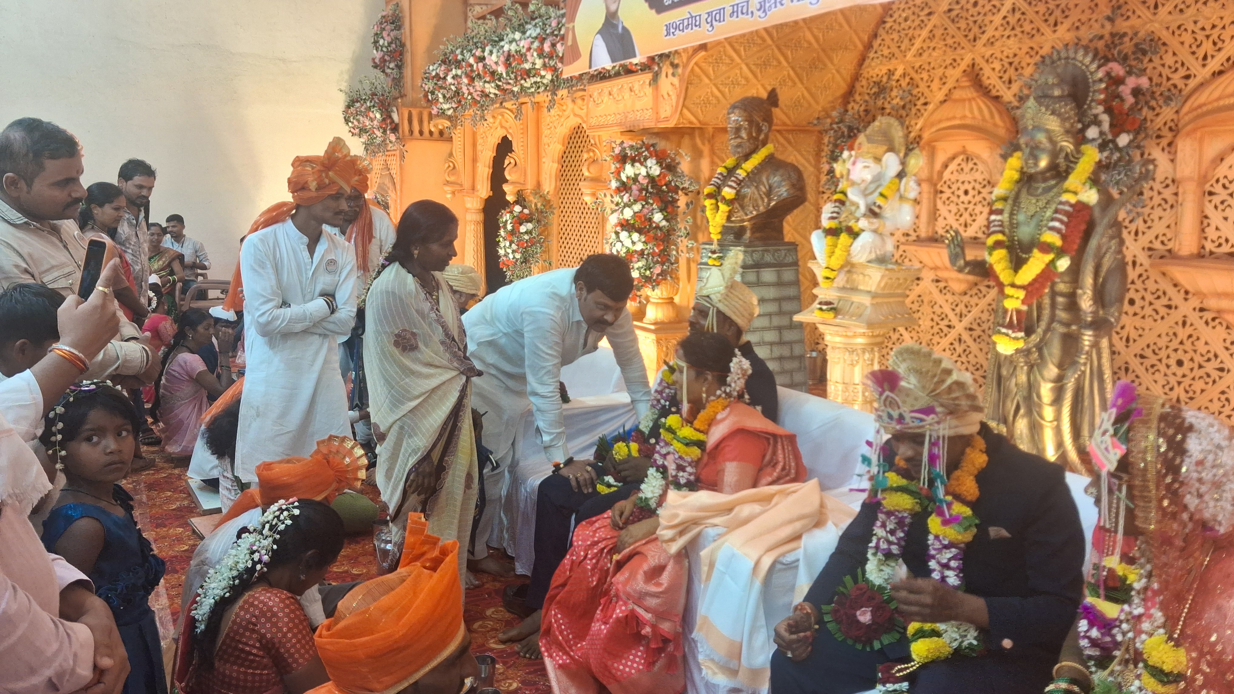लेण्याद्री येथे दिव्यांग  व आदिवासी ठाकर समाजातील दांपत्यांचा मोफत सामुदायिक विवाह सोहळ्याचे आयोजन