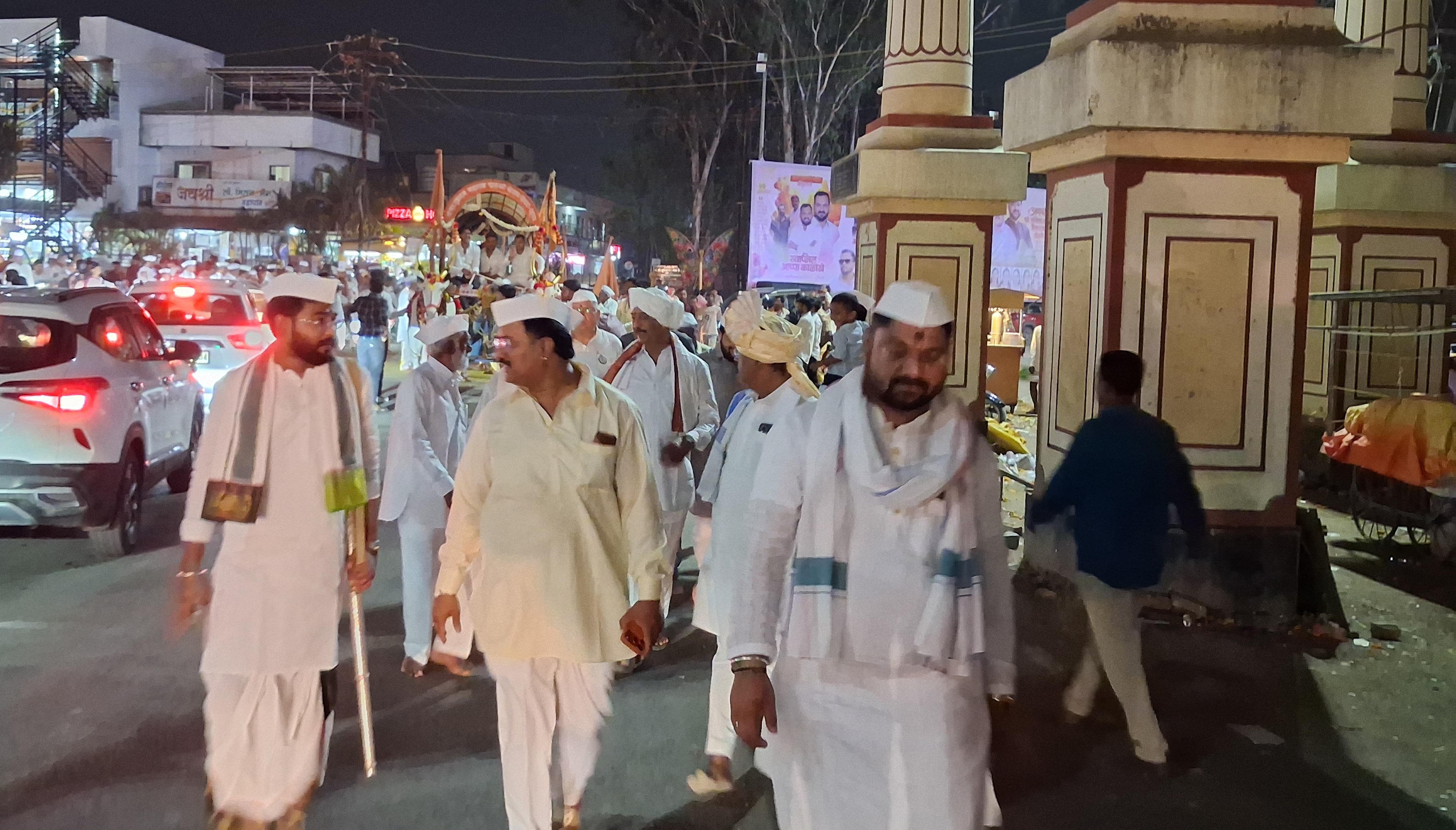 संत तुकाराम महाराजांच्या पादुकांचा सीमोल्लंघन सोहळा उत्साहात