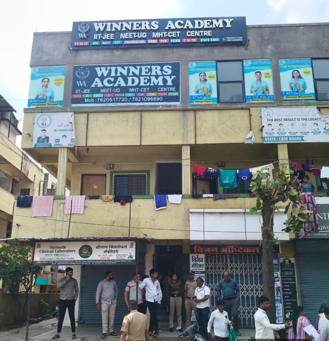 आळंदी विद्यार्थ्यांच्या दुर्दैवी मृत्यू प्रकरणी  अकादमी सील
