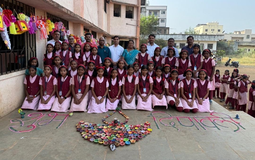 संत जिजाबाई कन्या विद्यालयात विद्यार्थिनींनी साकारले पर्यावरणपूरक आकाशकंदील