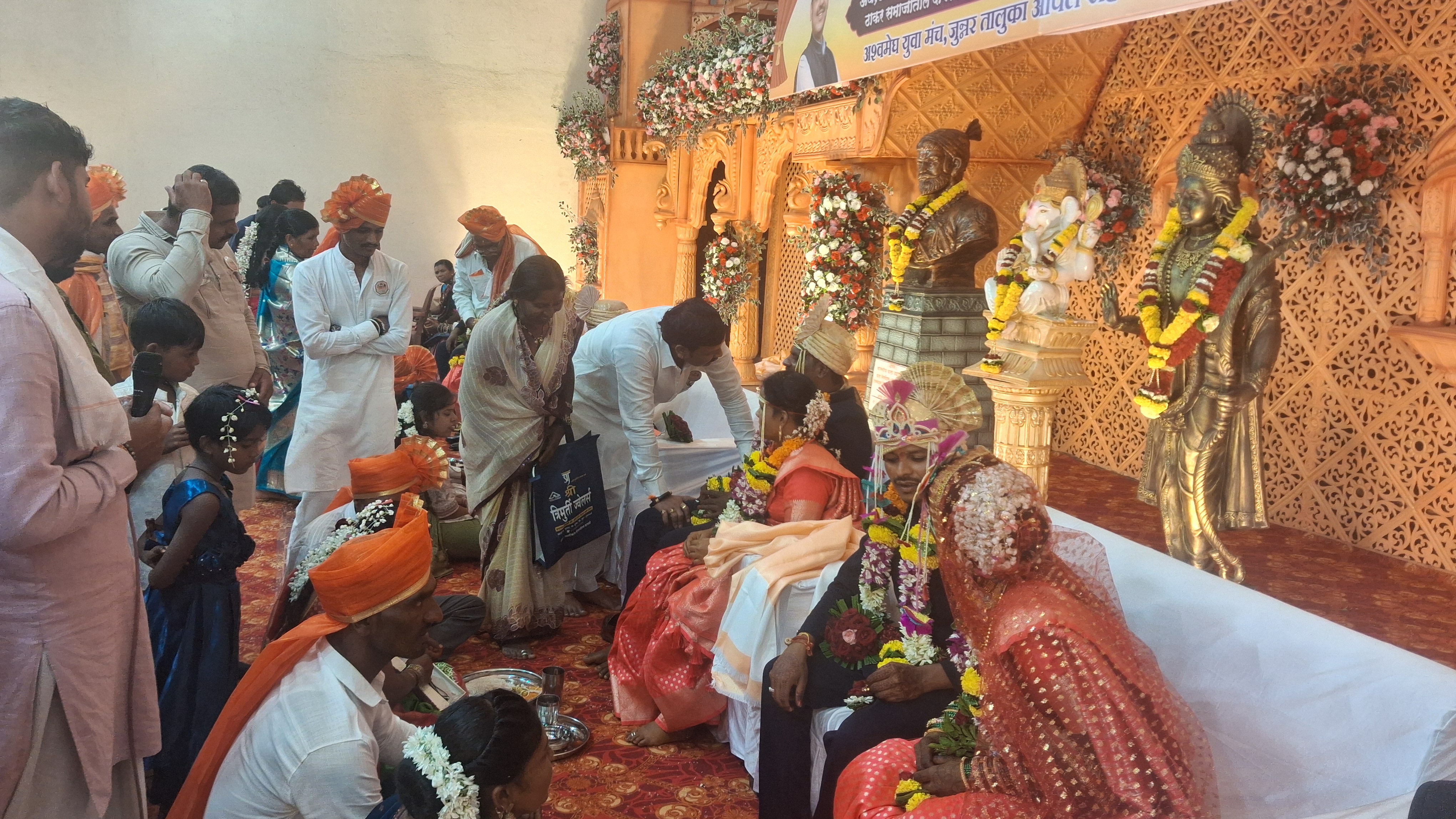 लेण्याद्री येथे दिव्यांग  व आदिवासी ठाकर समाजातील दांपत्यांचा मोफत सामुदायिक विवाह सोहळ्याचे आयोजन
