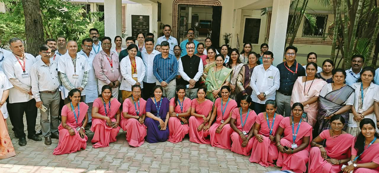 मॉडेल प्राथमिक आरोग्य केंद्र व मॉडेल शाळेतील सुविधांचे ग्रामविकास विभागाकडून पाहणी व  कौतुक