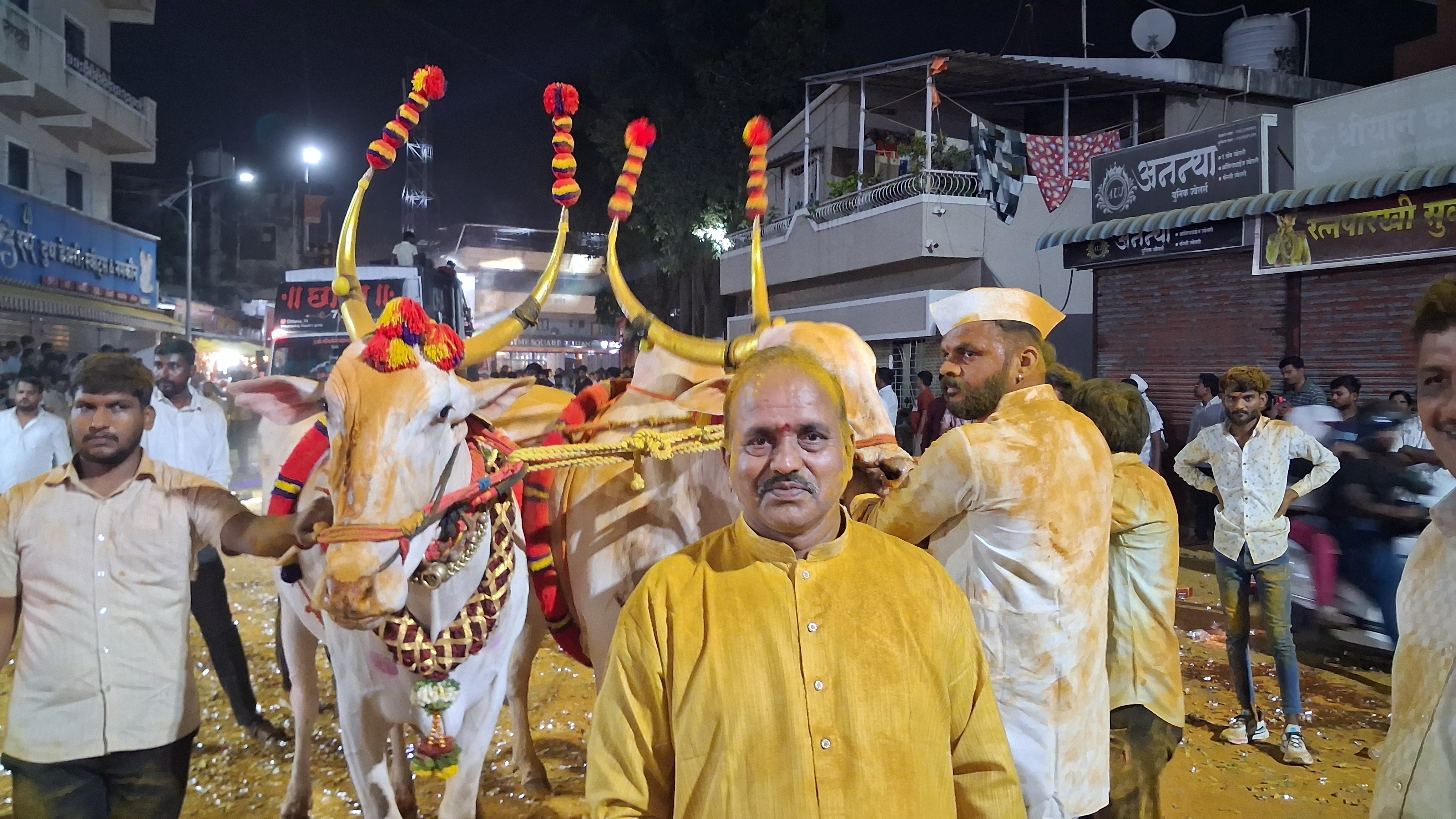 देहूत बैलपोळा सण पारंपरिक वाद्यांच्या गजरात आणि भंडाऱ्याची उधळण करत  उत्साहात साजरा
