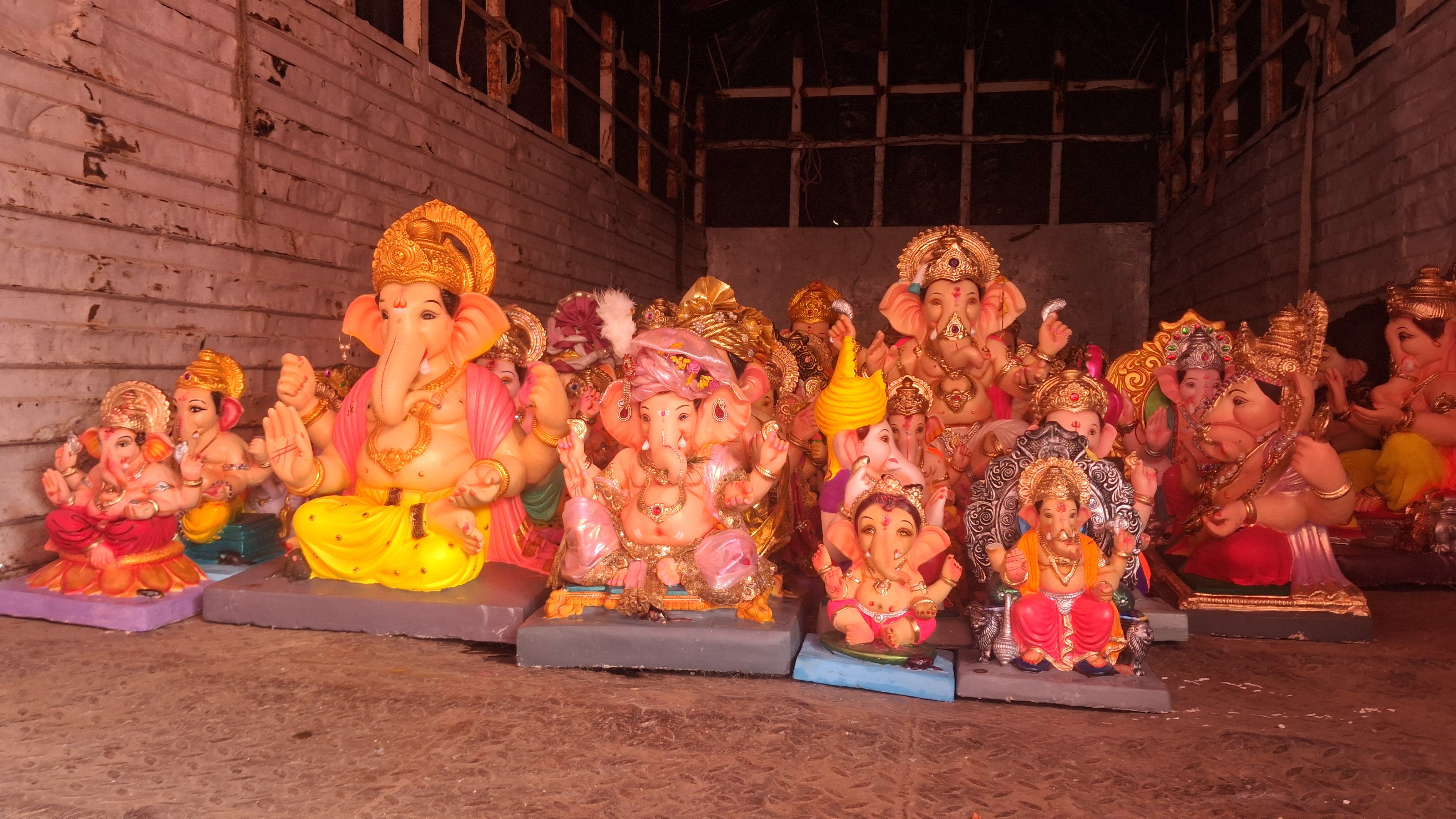 देहू घरगुती गणरायाच्या मूर्तीचे दुपारी विसर्जन, इंद्रायणीचा काठ गणेश भक्तांनी फुलला