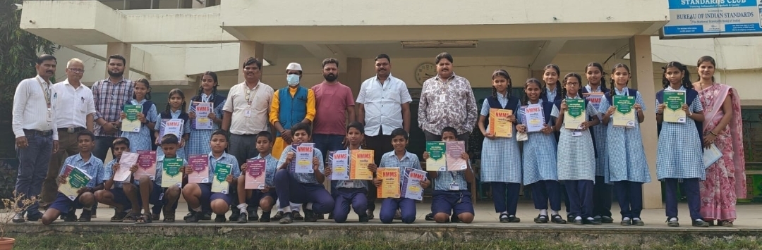 बाबुरावजी घोलप विद्यालयात स्कॉलरशिप व NMMS परीक्षार्थींना मोफत पुस्तकांचे वाटप