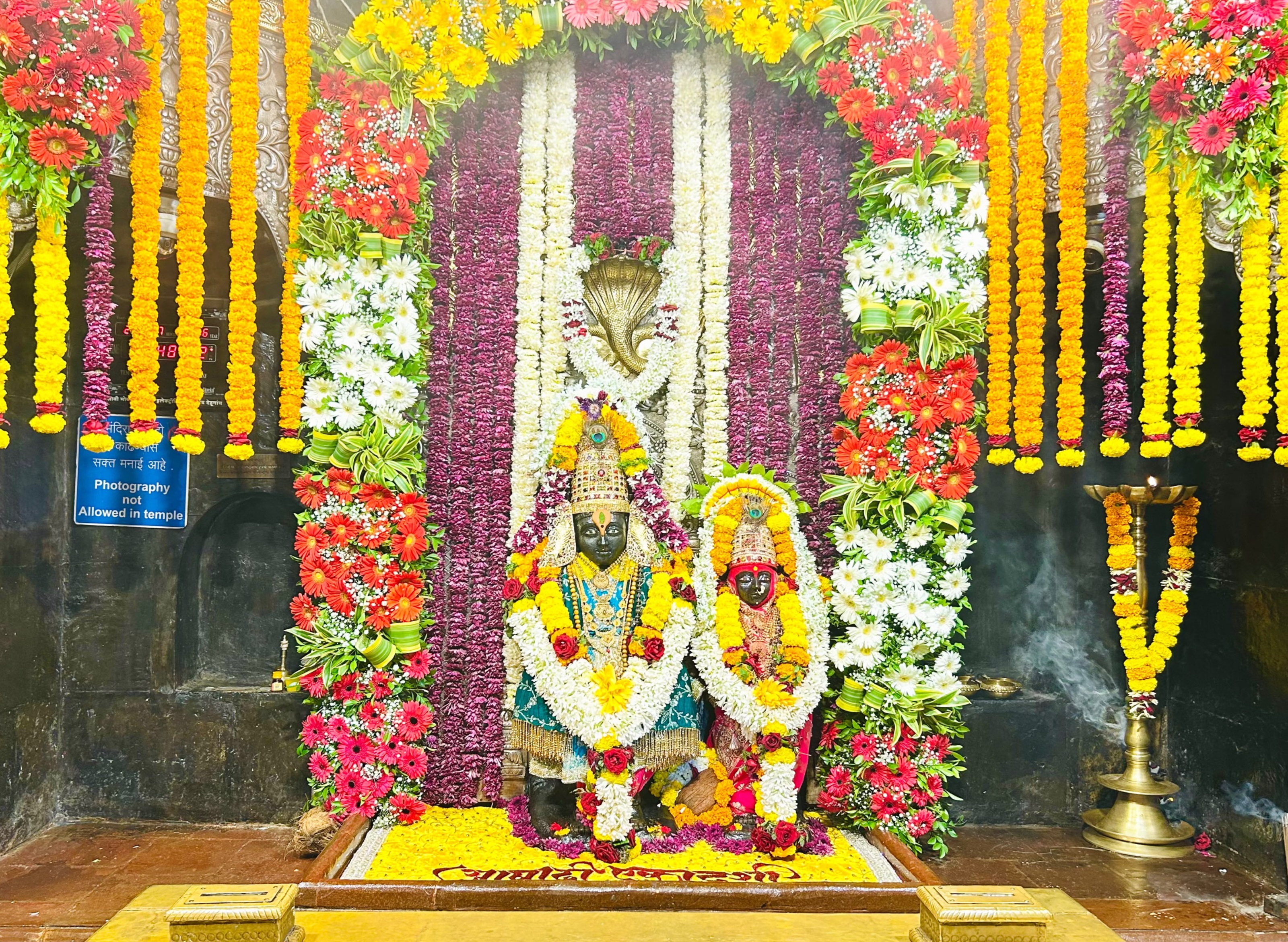 देहू संत तुकाराम महाराज संस्थान च्या वतीने विठ्ठल रुक्मिणी मंदिरात महापूजा संपन्न