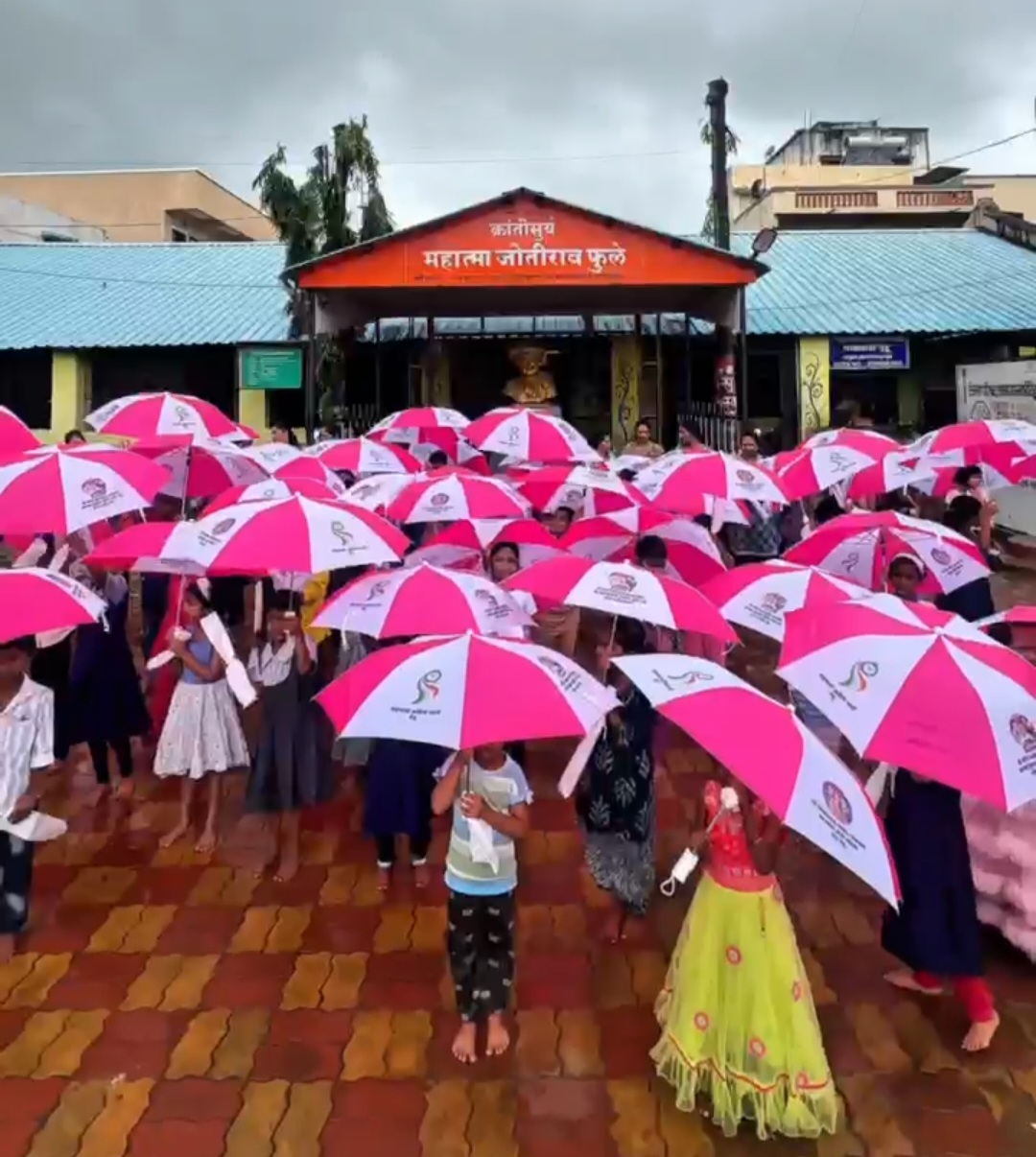 माळीनगर येथील प्राथमिक शाळेतील विद्यार्थ्यांना मोफत छत्री वाटप