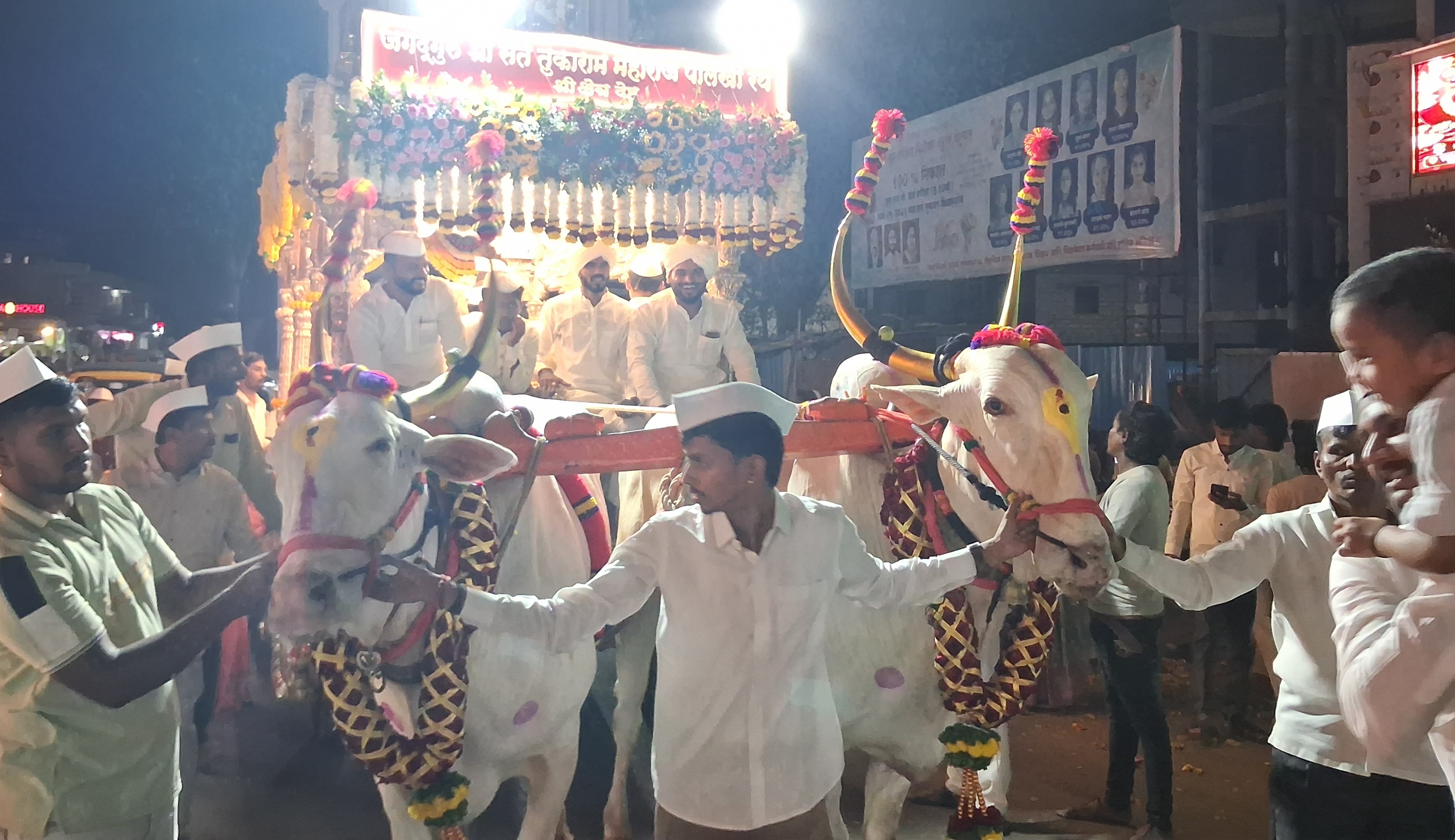 संत तुकाराम महाराजांच्या पादुकांचा सीमोल्लंघन सोहळा उत्साहात