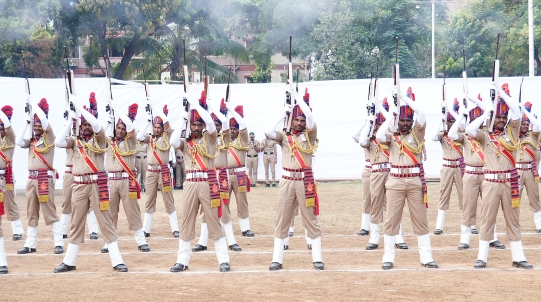 पोलीस स्मृती दिनानिमित्त मुख्यमंत्री देवेंद्र फडणवीस यांचे हुतात्मा पोलिसांना अभिवादन