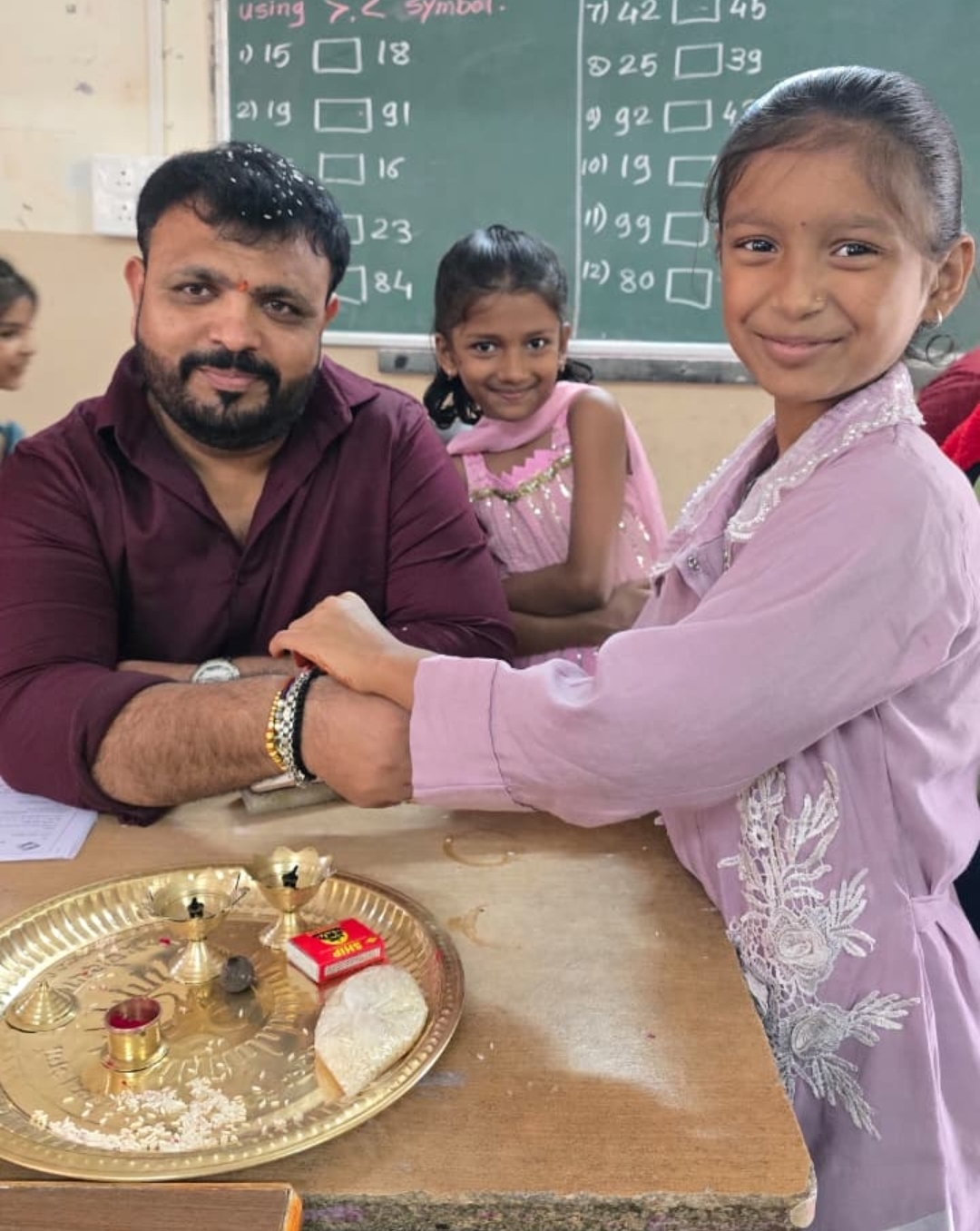 वृक्ष रोपे देऊन  बाबुरावजी घोलप प्राथमिक विद्यालयात पर्यावरणपूरक रक्षाबंधन साजरे