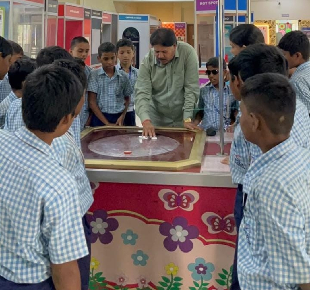 बाबुरावजी घोलप विद्यालयातील विद्यार्थ्यांनी सायन्स पार्कच्या भेटीतून घेतले विज्ञानाचे धडे