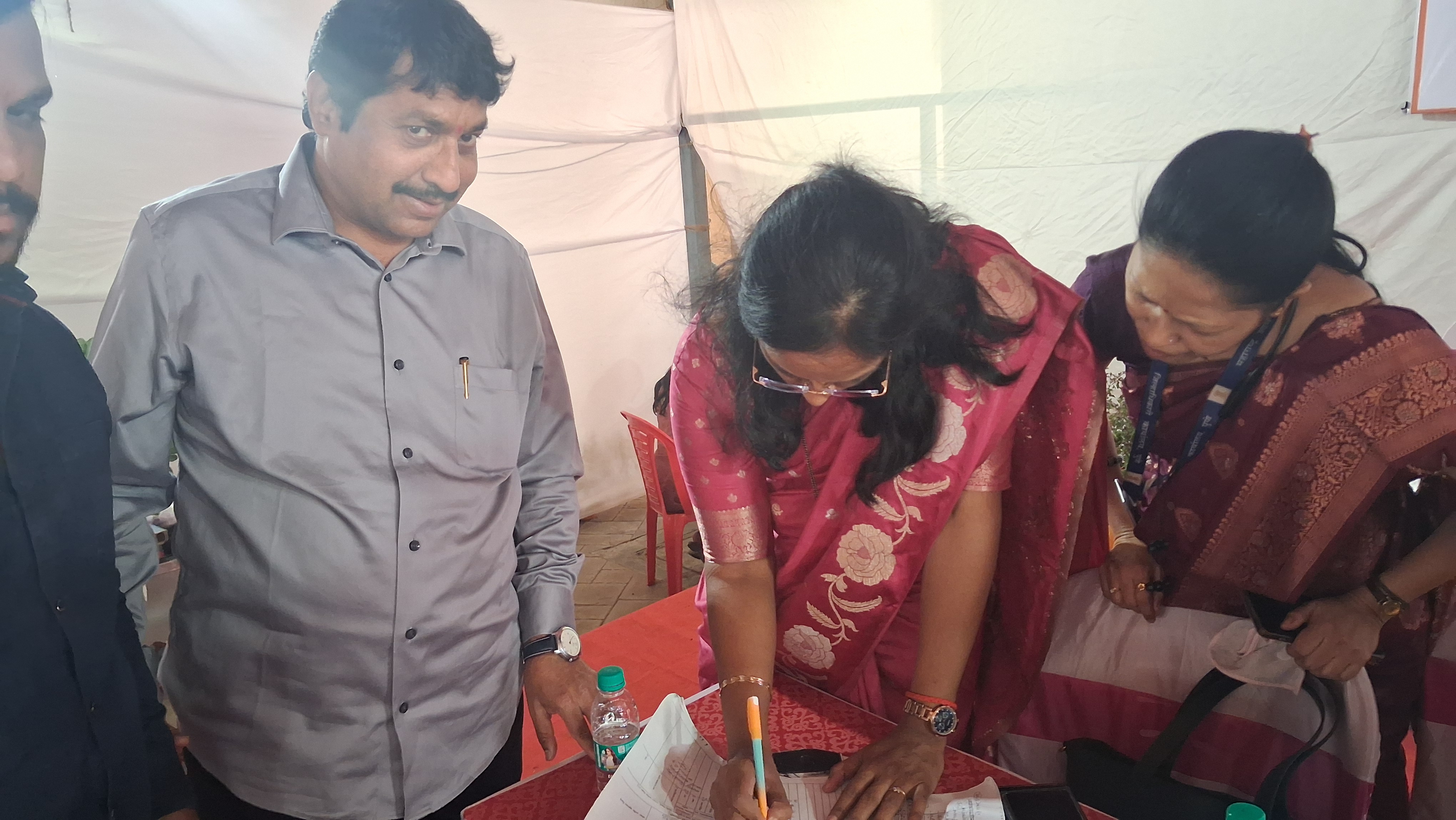पिंपरी चिंचवड अप्पर तहसीलदार कार्यालयाकडून दाखले वाटप