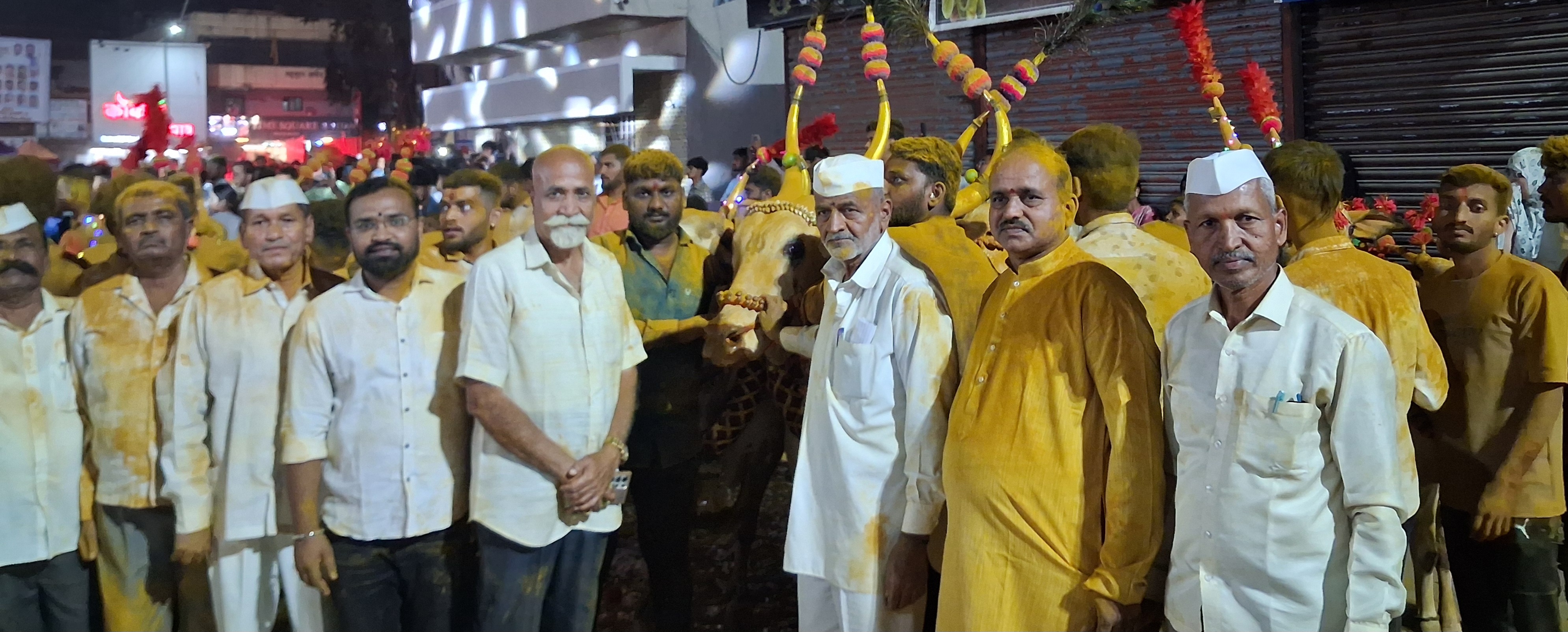 देहूत बैलपोळा सण पारंपरिक वाद्यांच्या गजरात आणि भंडाऱ्याची उधळण करत उत्साहात साजरा