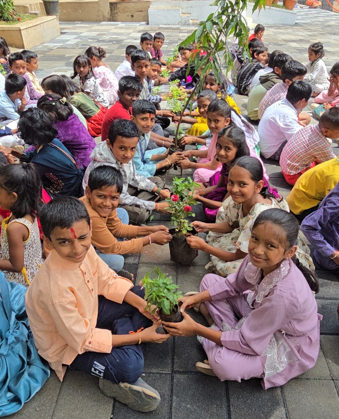 वृक्ष रोपे देऊन  बाबुरावजी घोलप प्राथमिक विद्यालयात पर्यावरणपूरक रक्षाबंधन साजरे