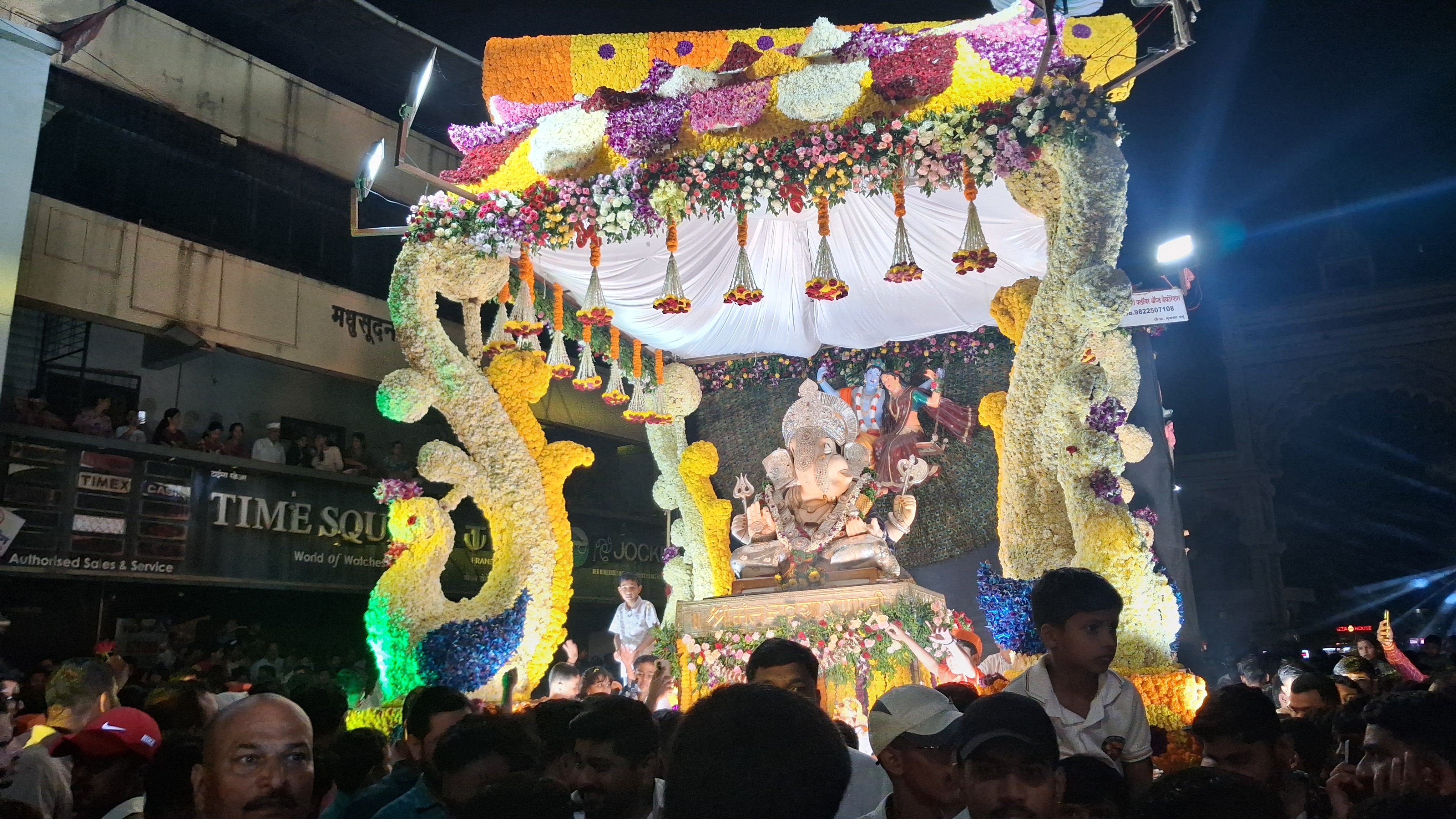 देहू डीजे च्या तालावर नाचत चार तासानंतर गणरायाला देहूकरांचा निरोप