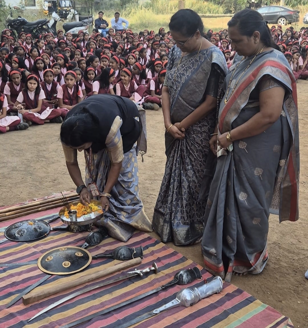 देहू कन्या विद्यालयात शिवकालीन युद्धकला व महिला स्वसंरक्षणाचे प्रात्यक्षिक