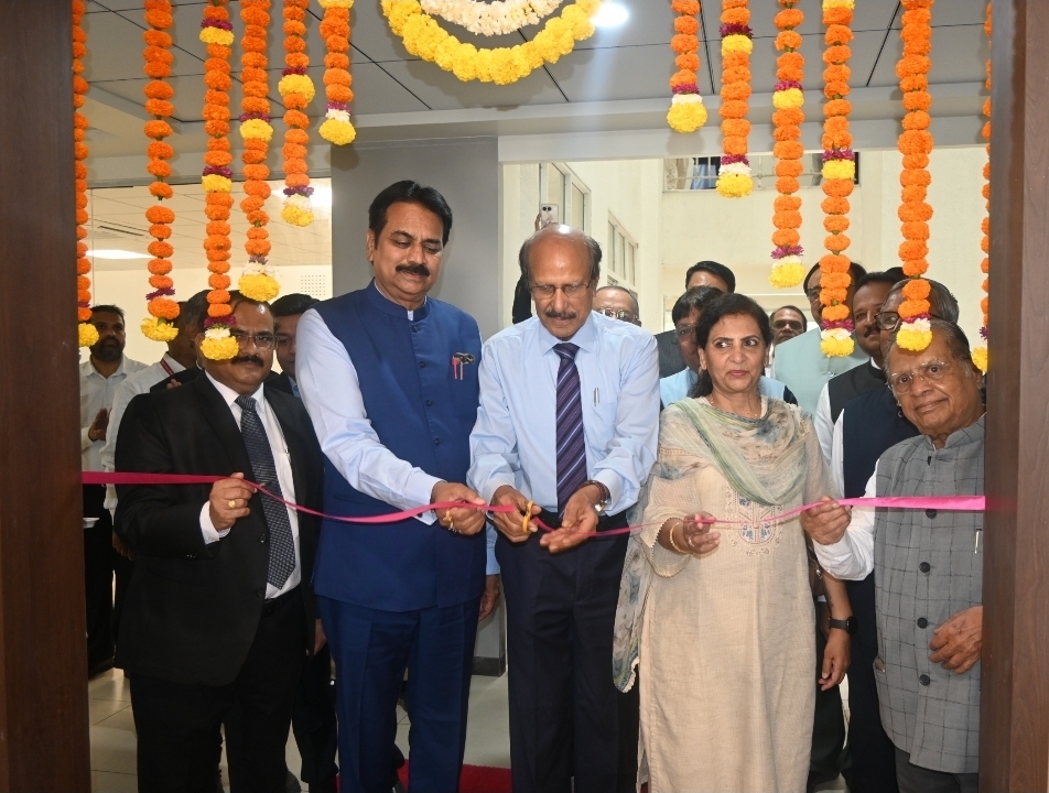 पीसीयू मधील उच्च सुविधांचा उपयोग करून विद्यार्थ्यांनी कौशल्य सिद्ध करावे - हर्षवर्धन पाटील