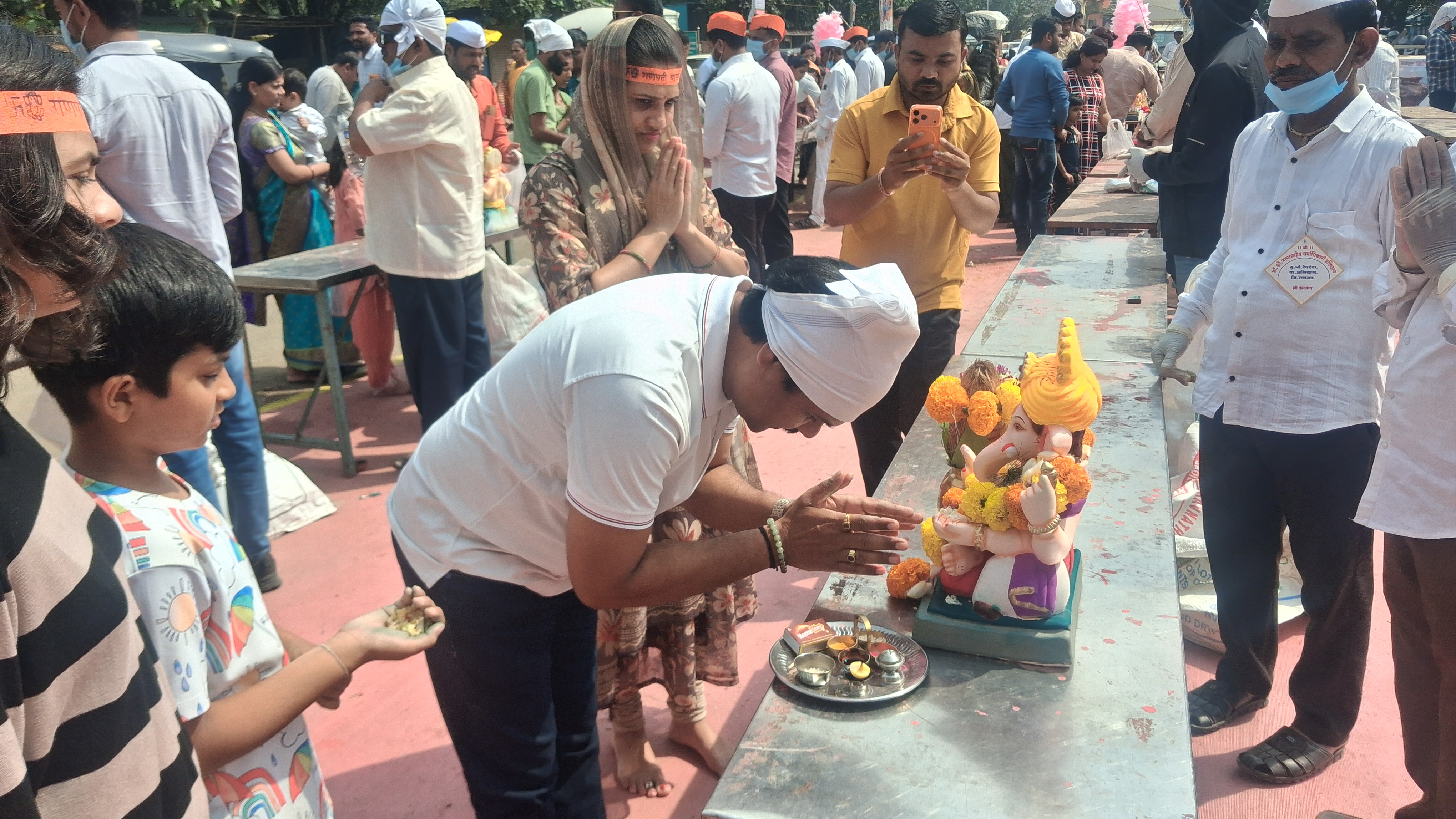 देहू घरगुती गणरायाच्या मूर्तीचे दुपारी विसर्जन, इंद्रायणीचा काठ गणेश भक्तांनी फुलला