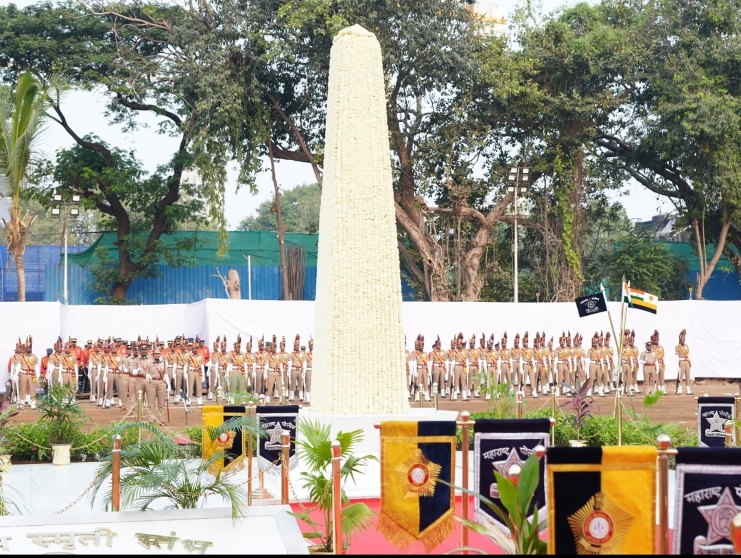 पोलीस स्मृती दिनानिमित्त मुख्यमंत्री देवेंद्र फडणवीस यांचे हुतात्मा पोलिसांना अभिवादन