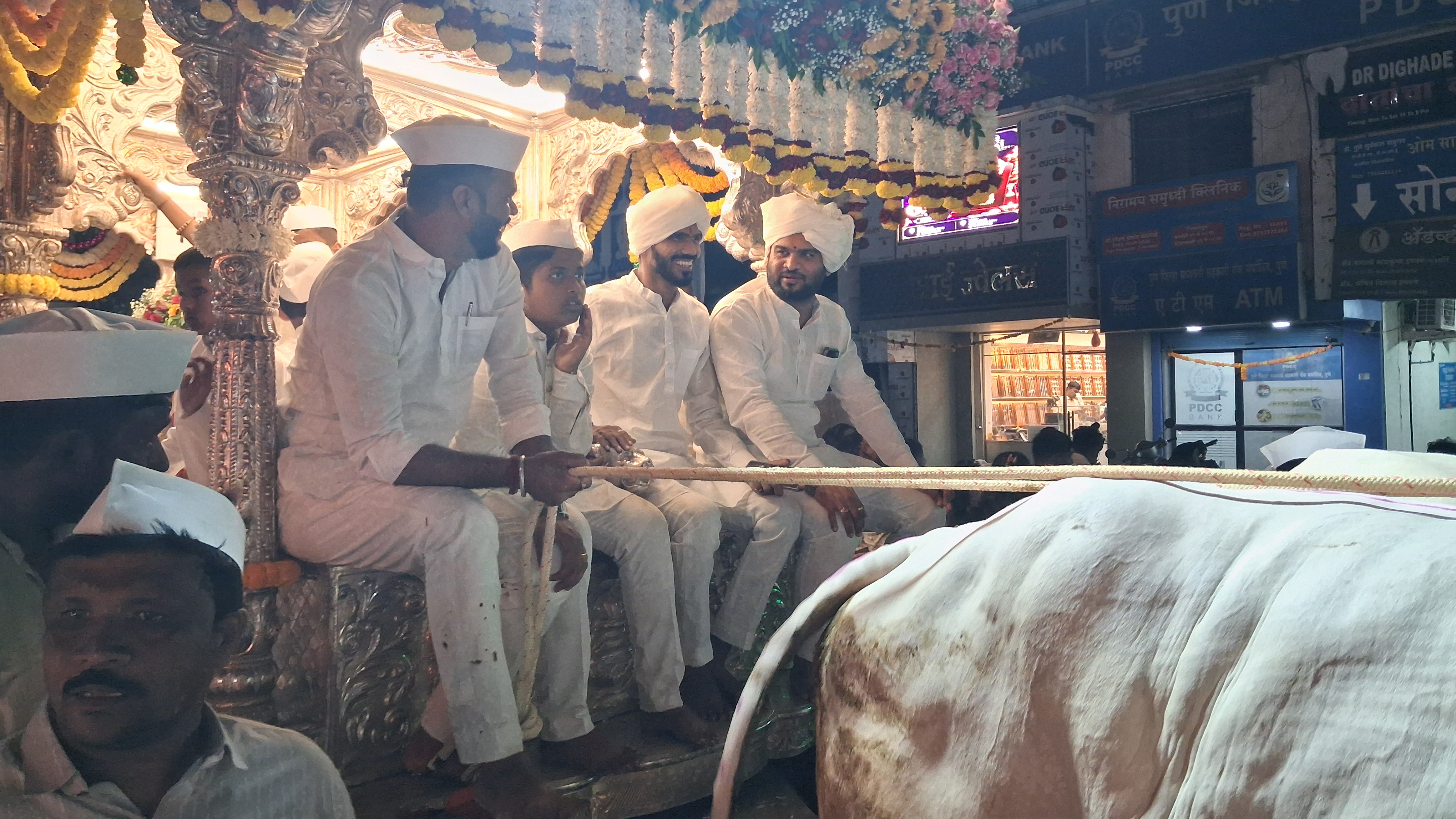 संत तुकाराम महाराजांच्या पादुकांचा सीमोल्लंघन सोहळा उत्साहात