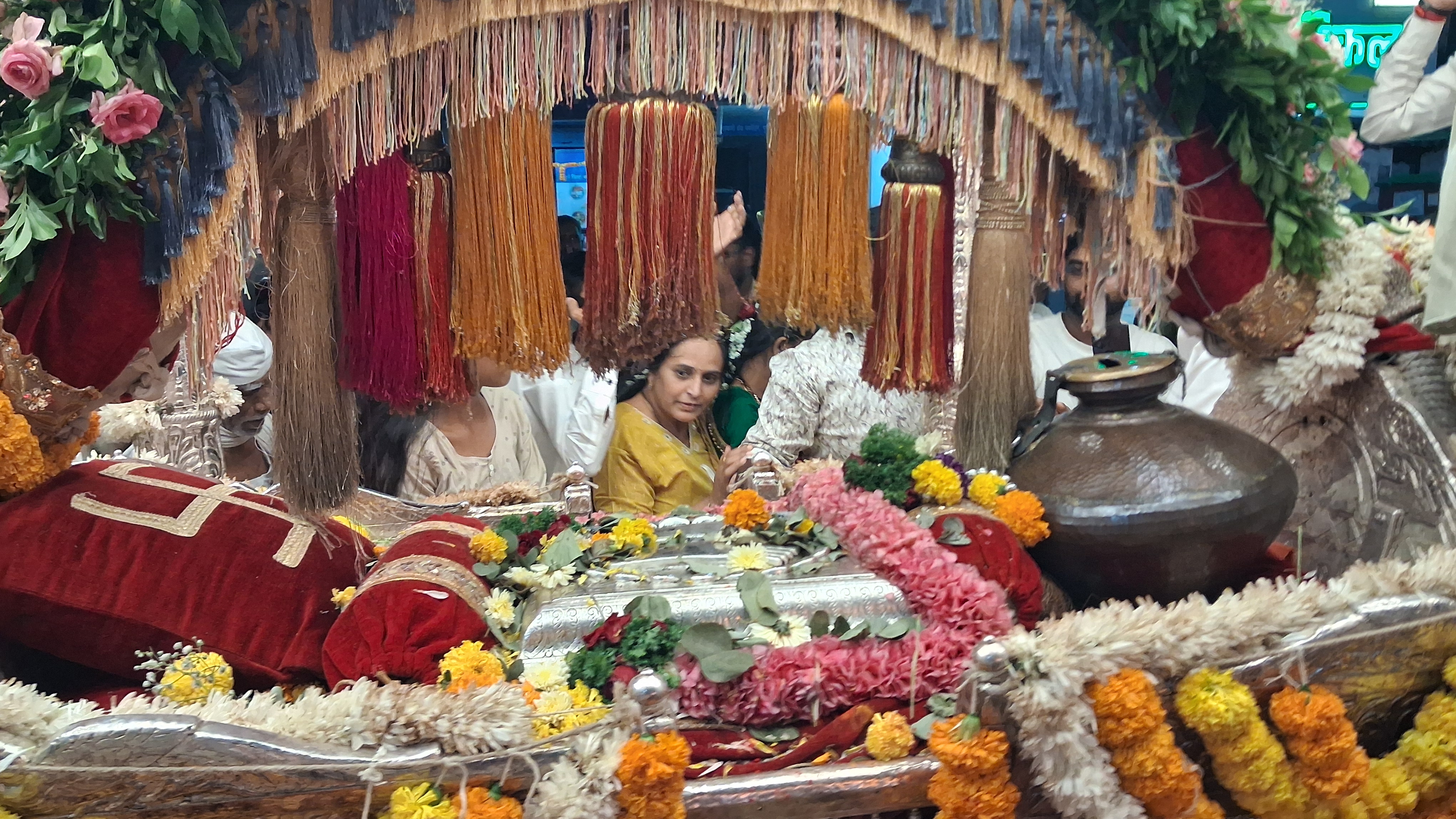 संत तुकाराम महाराजांच्या पादुकांचा सीमोल्लंघन सोहळा उत्साहात